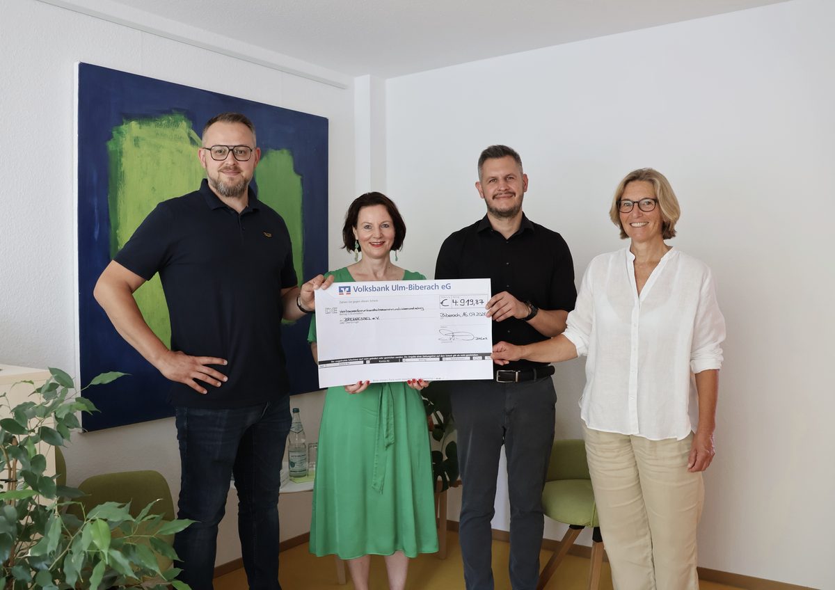 Scheckübergabe beim Italienischen Abend an Brennessel – Team Biberach